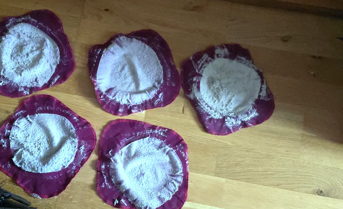 Fünf Staubfilter nebeneinander, gefüllt mit Staub aus gereinigten Matratzen