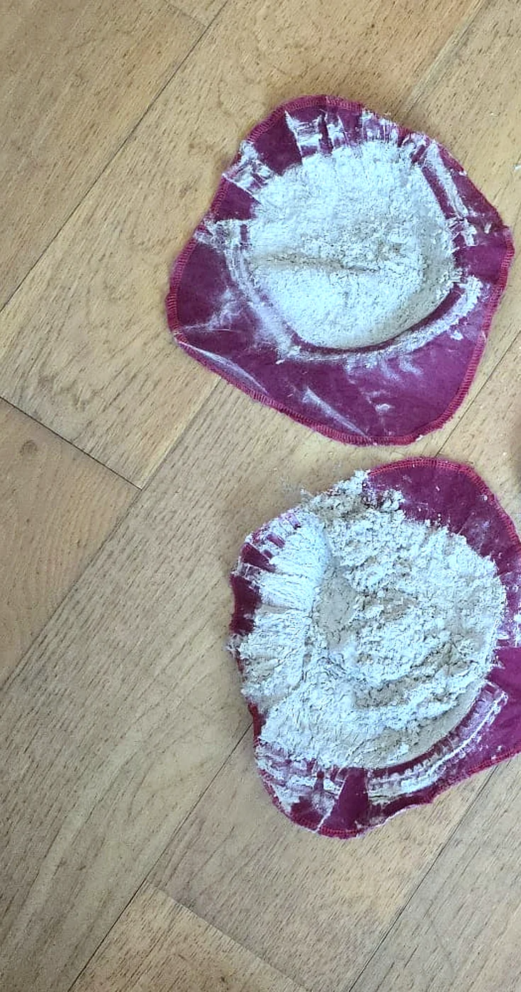 Zwei Staubfilter aus der Nähe, der Staub liegt dick im Filtervlies