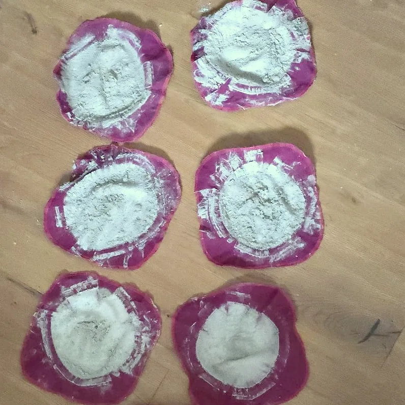 Sechs Staubfilter nach Matratzenreinigungen, in drei Reihen zu je zwei auf einem Holzboden
