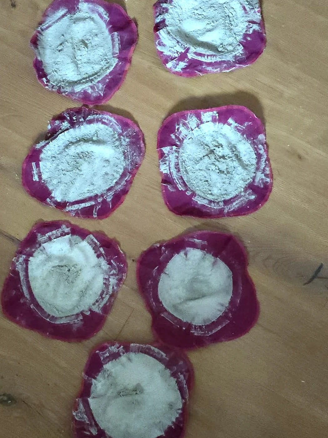 Sieben Staubfilter nach Matratzenreinigungen, jeder dick mit hellem Staub gefüllt