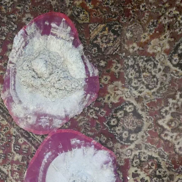 Zwei Staubfilter auf einem gemusterten Wohnzimmerteppich, der untere am Bildrand angeschnitten